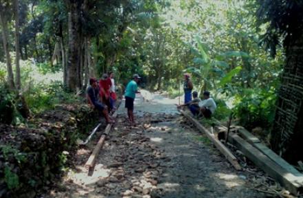 Pembangunan Jalan Lingkungan Pemukiman Bangen RT 04