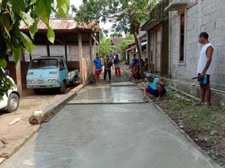 Pembangunan Cor Blok Jalan Kajen RT 04