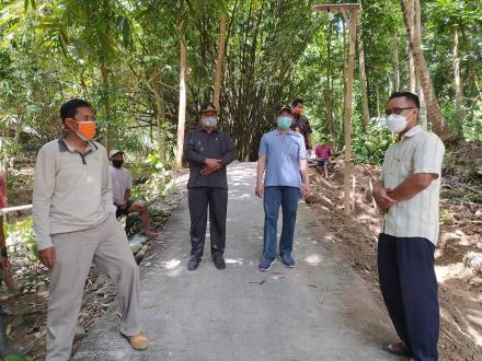 Bupati Bantul H. Abdul Halim Muslih meninjau langsung lokasi padat karya pembangunan