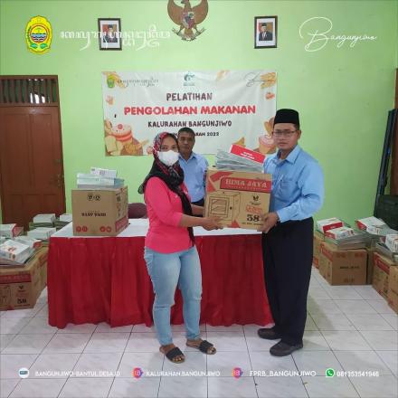 Kegiatan Pelatihan Memasak secara resmi ditutup Lurah Bangunjiwo