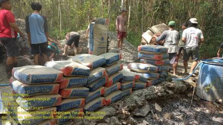 Pembangunan infrastruktur jalan di Padukuhan Kenalan RT 03