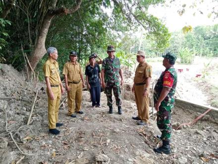 Lurah Bangunjiwo bersama Panewu Kasihan tinjau kegiatan Pra TMMD Tahun 2023