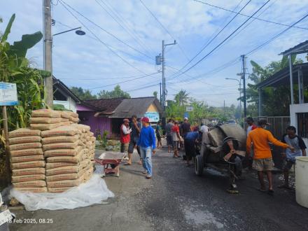 Pelaksanaan Padat Karya Corblok Jalan Cikalan RT 02 Ngentak Tahun 2025
