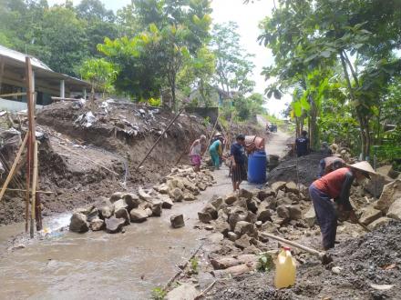 Pembangunan Talud Jalan Padat Karya Ngingas RT 06 dan Grahayasa RT 10 Kalirandu Tahun 2025